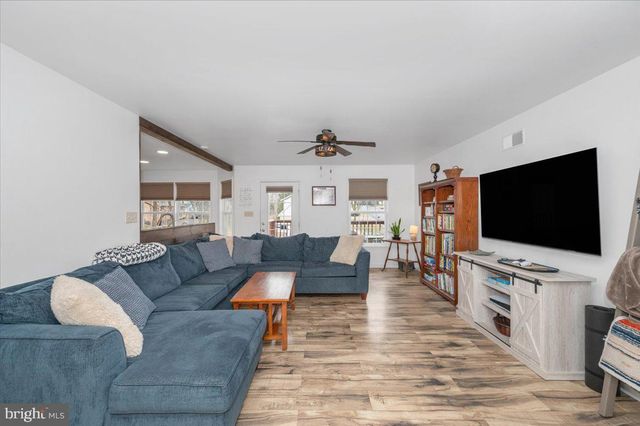 110 TOPAZ DR, Chambersburg, PA 17202