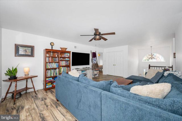 110 TOPAZ DR, Chambersburg, PA 17202