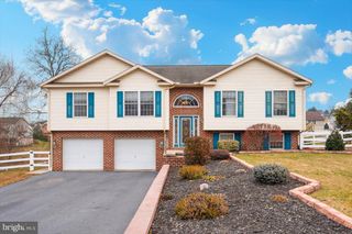 110 TOPAZ DR, Chambersburg, PA 17202