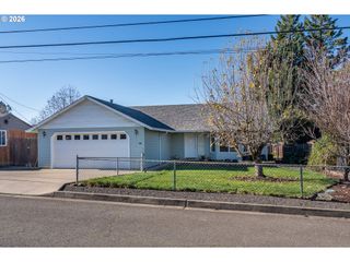4216 STELLA St, Roseburg, OR 97471