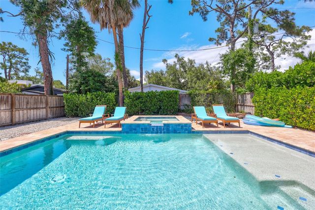 2437 FLOYD STREET, Sarasota, FL 34239