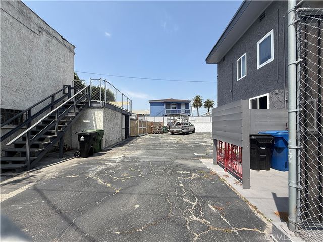 7051 3rd, Los Angeles, CA 90043