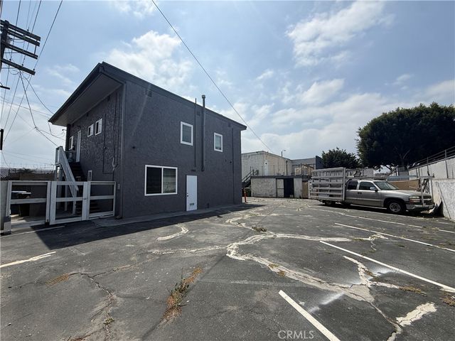 7051 3rd, Los Angeles, CA 90043