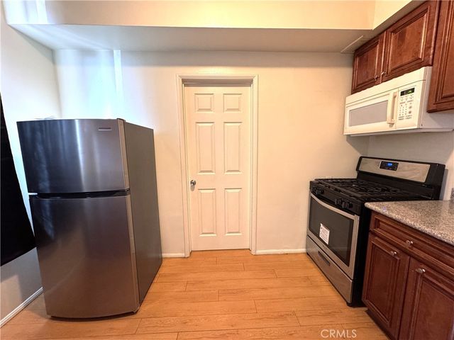 7051 3rd, Los Angeles, CA 90043