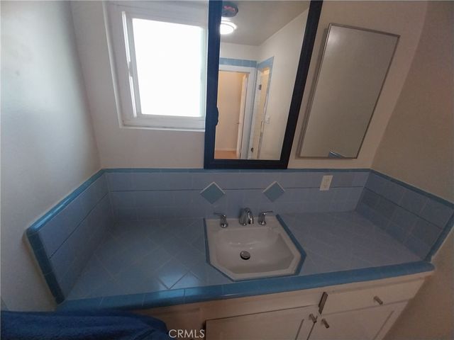 7051 3rd, Los Angeles, CA 90043