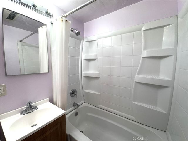 7051 3rd, Los Angeles, CA 90043