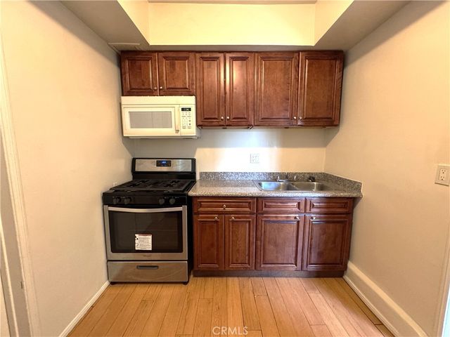 7051 3rd, Los Angeles, CA 90043