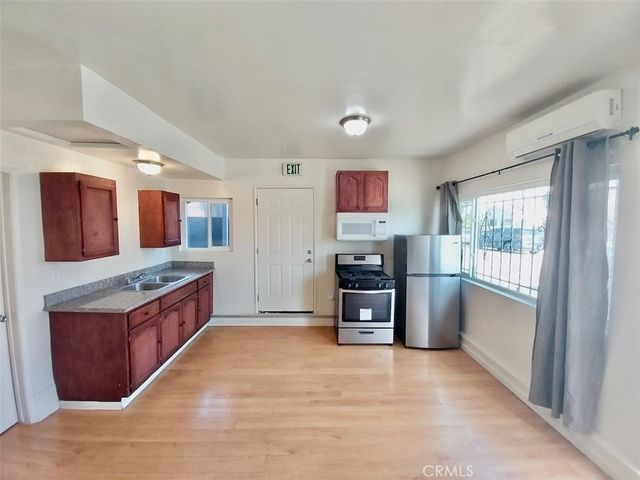 7051 3rd, Los Angeles, CA 90043