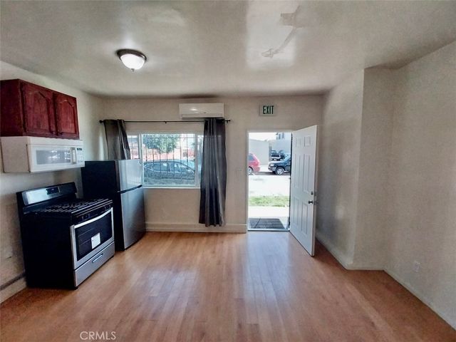 7051 3rd, Los Angeles, CA 90043