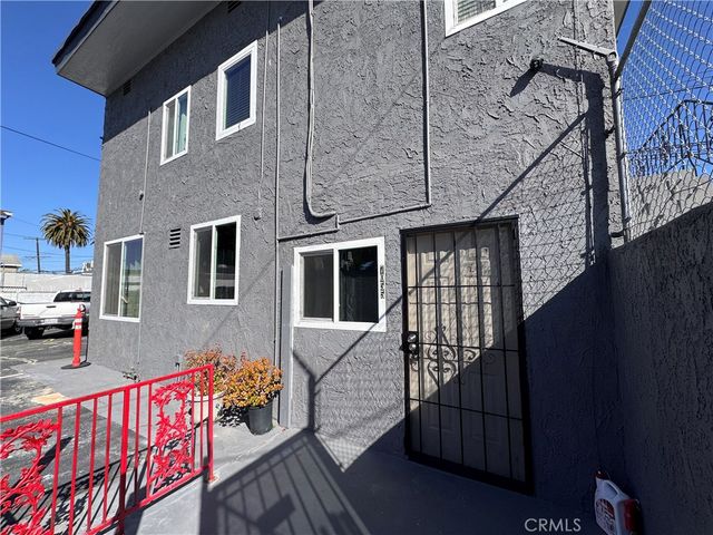 7051 3rd, Los Angeles, CA 90043