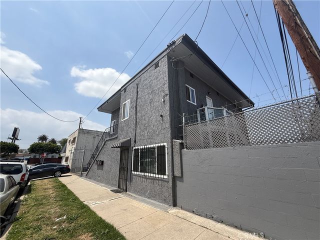 7051 3rd, Los Angeles, CA 90043