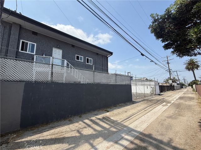 7051 3rd, Los Angeles, CA 90043