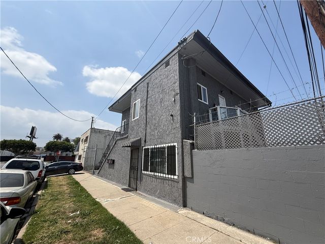 7051 3rd, Los Angeles, CA 90043
