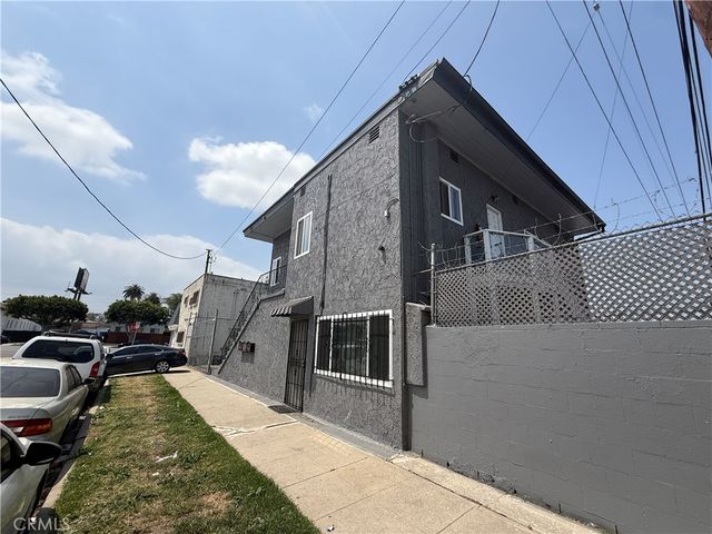 7051 3rd, Los Angeles, CA 90043