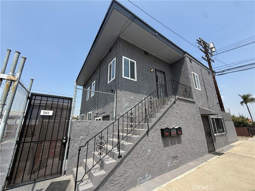 7051 3rd, Los Angeles, CA 90043