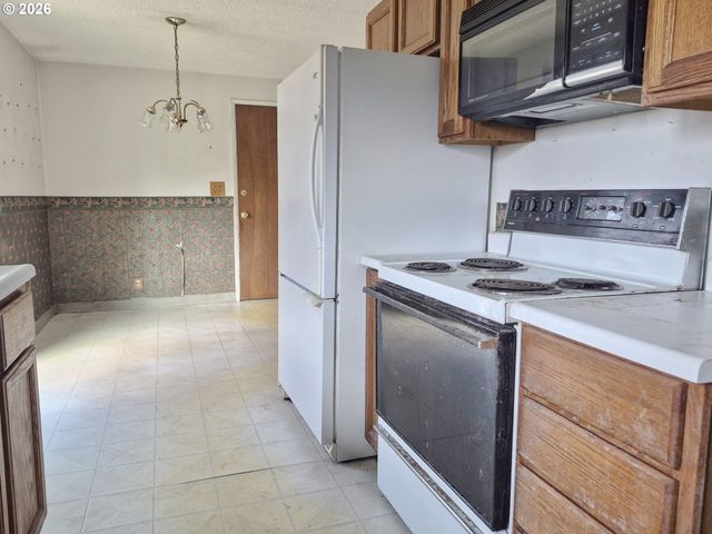 4005 ELMWOOD St, Tillamook, OR 97141