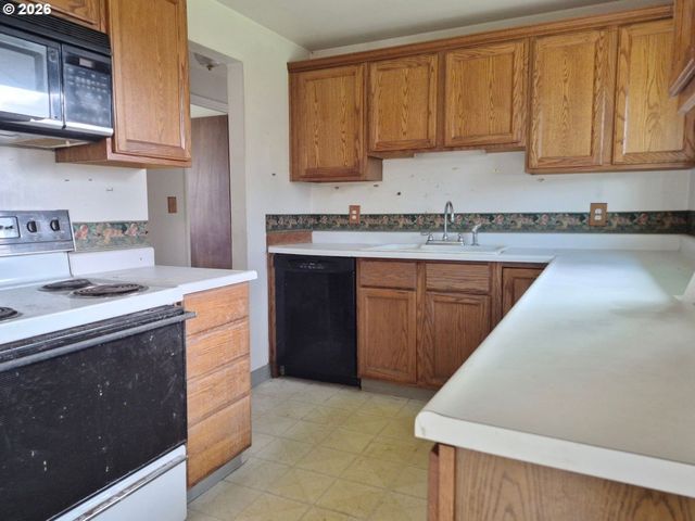 4005 ELMWOOD St, Tillamook, OR 97141