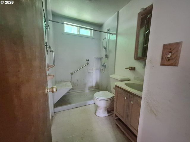 4005 ELMWOOD St, Tillamook, OR 97141