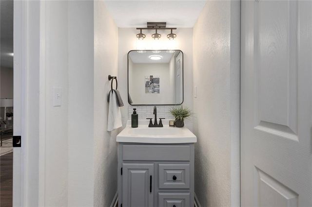 308 17th Avenue N, Greenwood, MO 64034