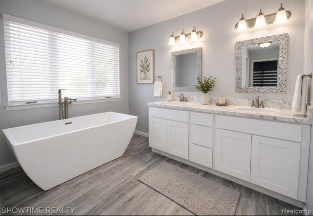 21130 Parkplace Lane, Clinton Township, MI 48036