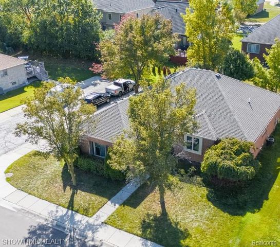 21130 Parkplace Lane, Clinton Township, MI 48036