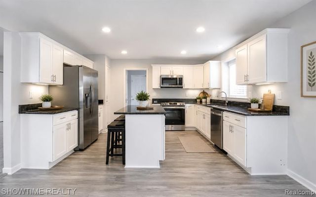 21130 Parkplace Lane, Clinton Township, MI 48036