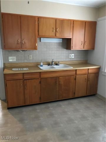 2067 Carabel Avenue, Lakewood, OH 44107