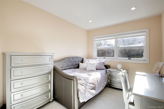 26 Midland Road, East Hills, NY 11577