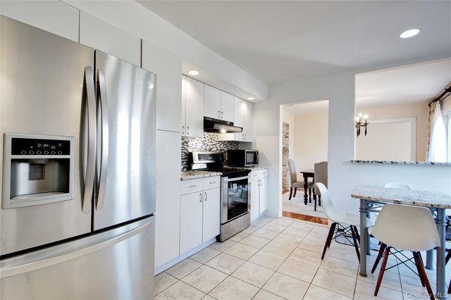 26 Midland Road, East Hills, NY 11577