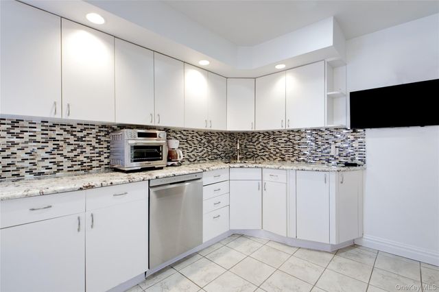 26 Midland Road, East Hills, NY 11577