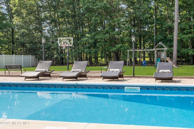 8 Reagan Drive, Jackson, NJ 08527