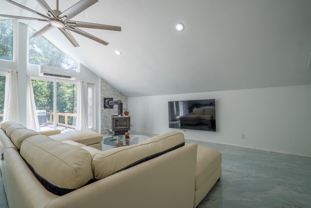 1239 Cherokee Rd, Waynesboro, TN 38485