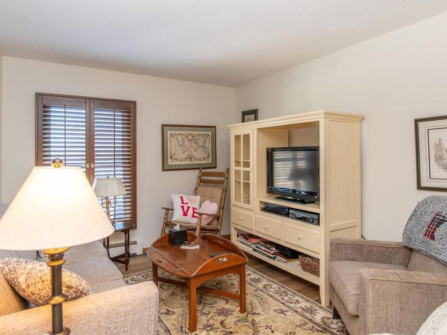 3030 Saint Albans Mill Road 310, Hopkins, MN 55305