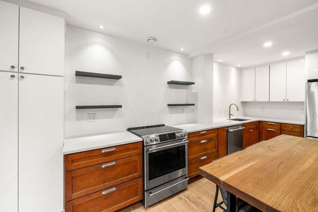 59 Breakwater Dr 59, Chelsea, MA 02150