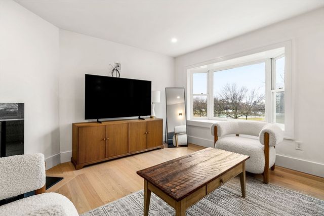 59 Breakwater Dr 59, Chelsea, MA 02150