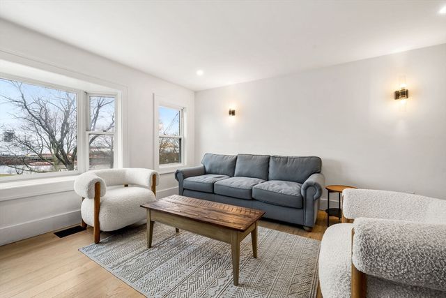 59 Breakwater Dr 59, Chelsea, MA 02150