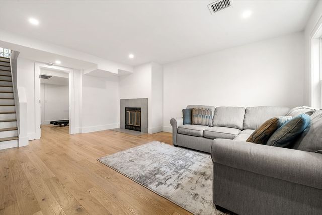 59 Breakwater Dr 59, Chelsea, MA 02150