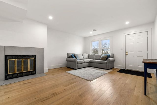 59 Breakwater Dr 59, Chelsea, MA 02150