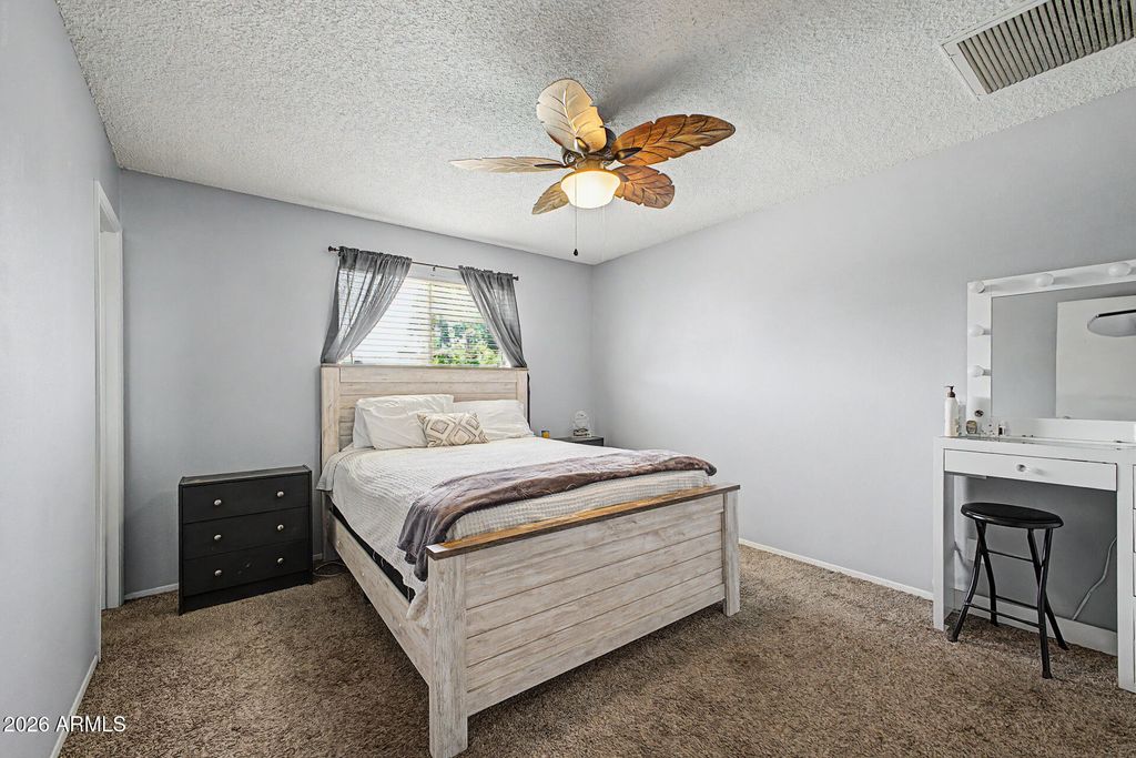 Image 11 of property listing at 3701 W ECHO Lane, Phoenix, AZ 85051