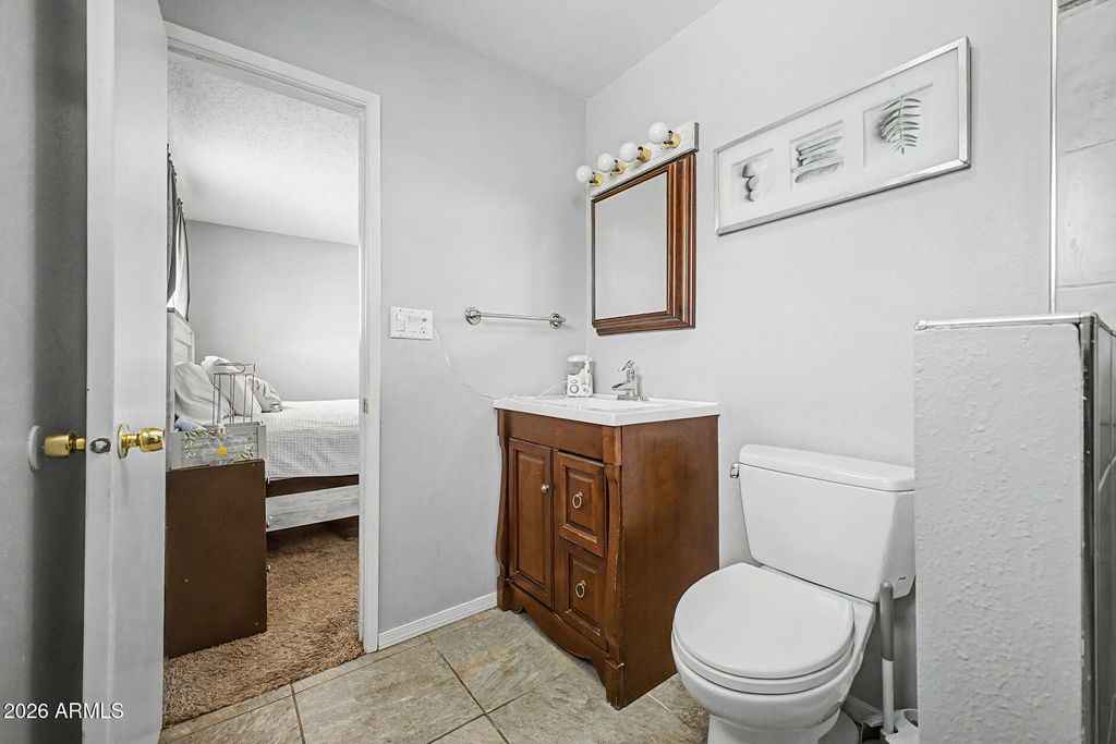Image 14 of property listing at 3701 W ECHO Lane, Phoenix, AZ 85051