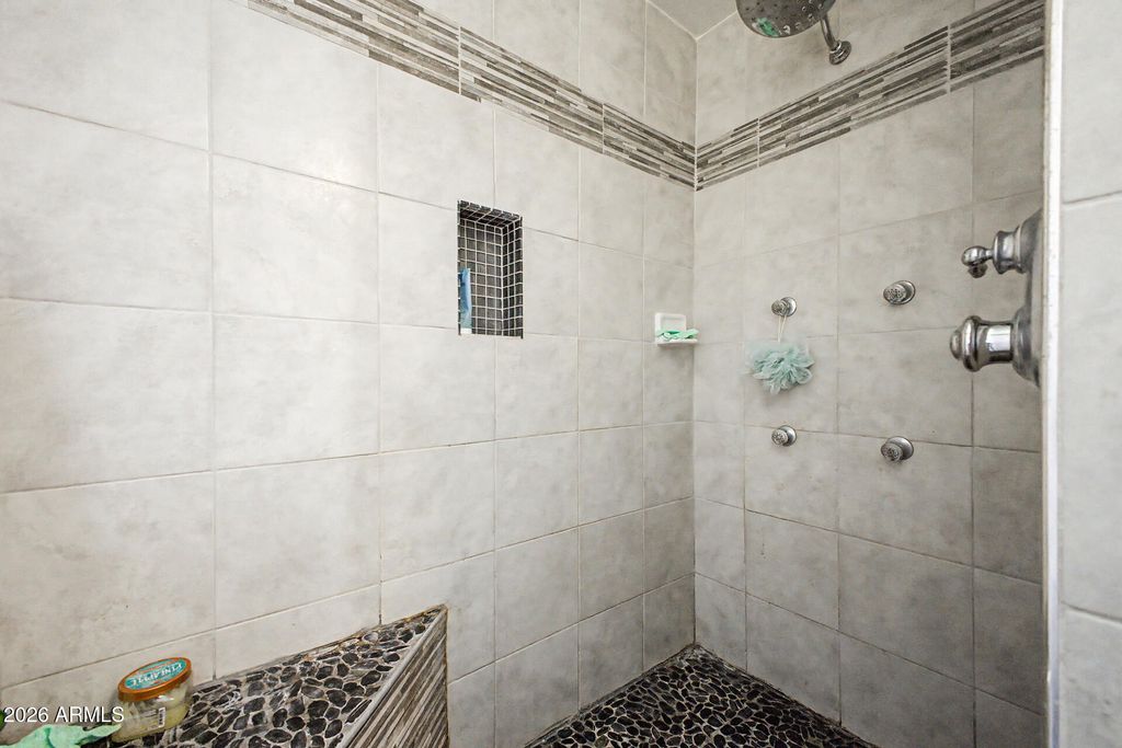 Image 15 of property listing at 3701 W ECHO Lane, Phoenix, AZ 85051