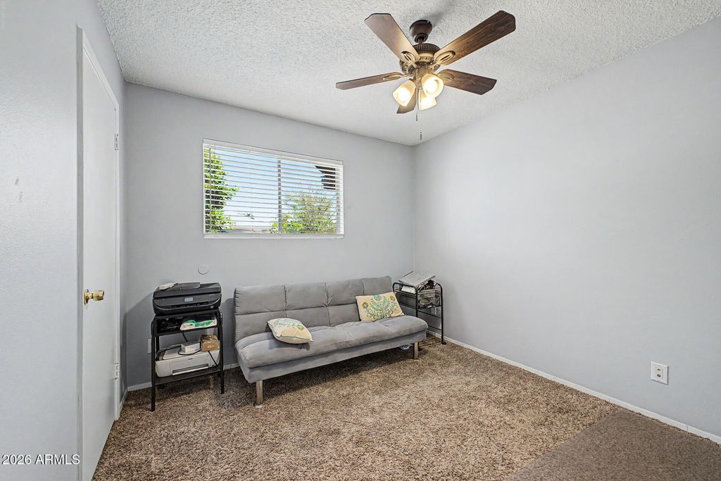 Image 16 of property listing at 3701 W ECHO Lane, Phoenix, AZ 85051