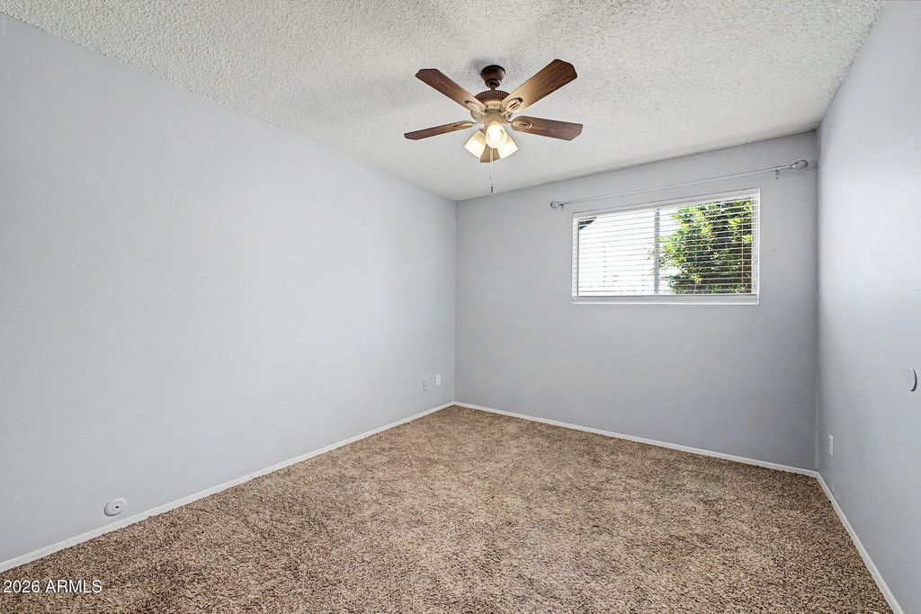 Image 17 of property listing at 3701 W ECHO Lane, Phoenix, AZ 85051