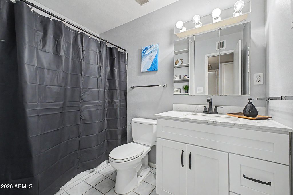 Image 18 of property listing at 3701 W ECHO Lane, Phoenix, AZ 85051