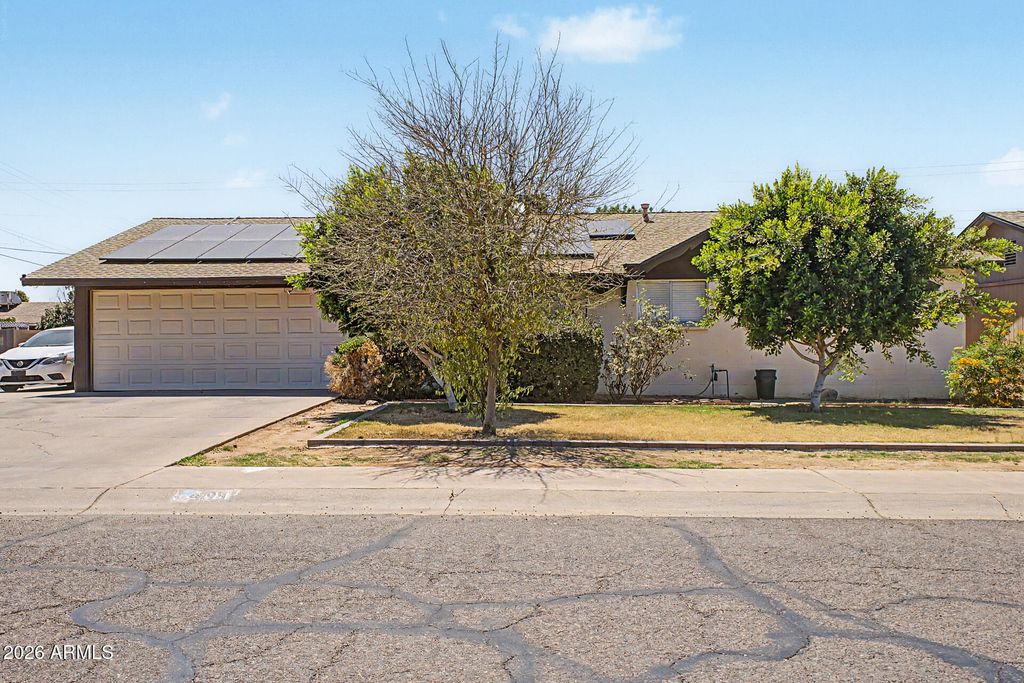 Image 2 of property listing at 3701 W ECHO Lane, Phoenix, AZ 85051