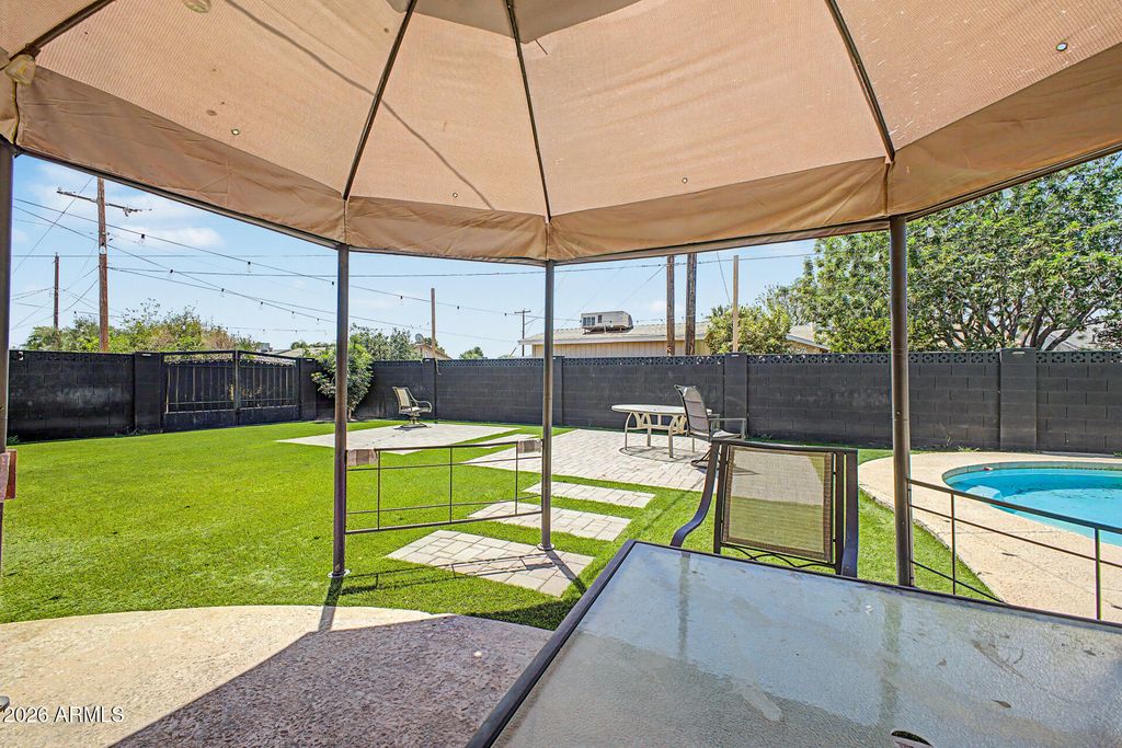 Image 21 of property listing at 3701 W ECHO Lane, Phoenix, AZ 85051