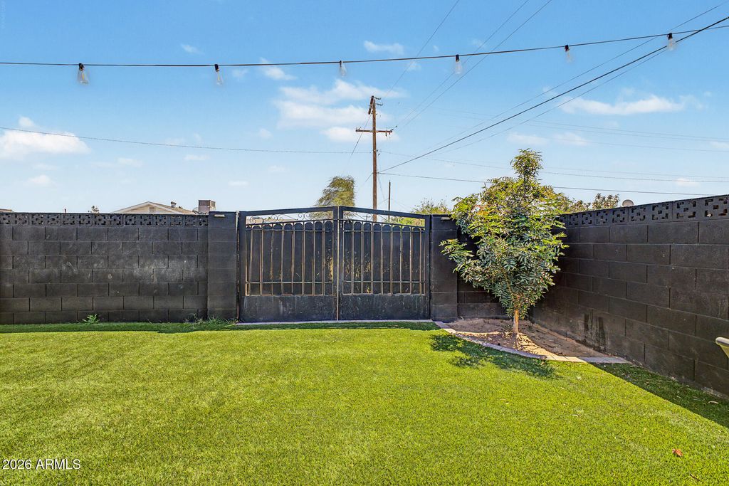 Image 22 of property listing at 3701 W ECHO Lane, Phoenix, AZ 85051