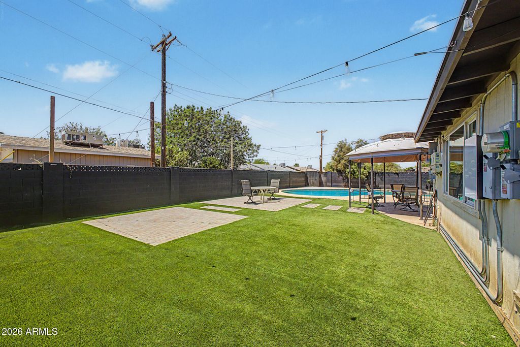 Image 25 of property listing at 3701 W ECHO Lane, Phoenix, AZ 85051