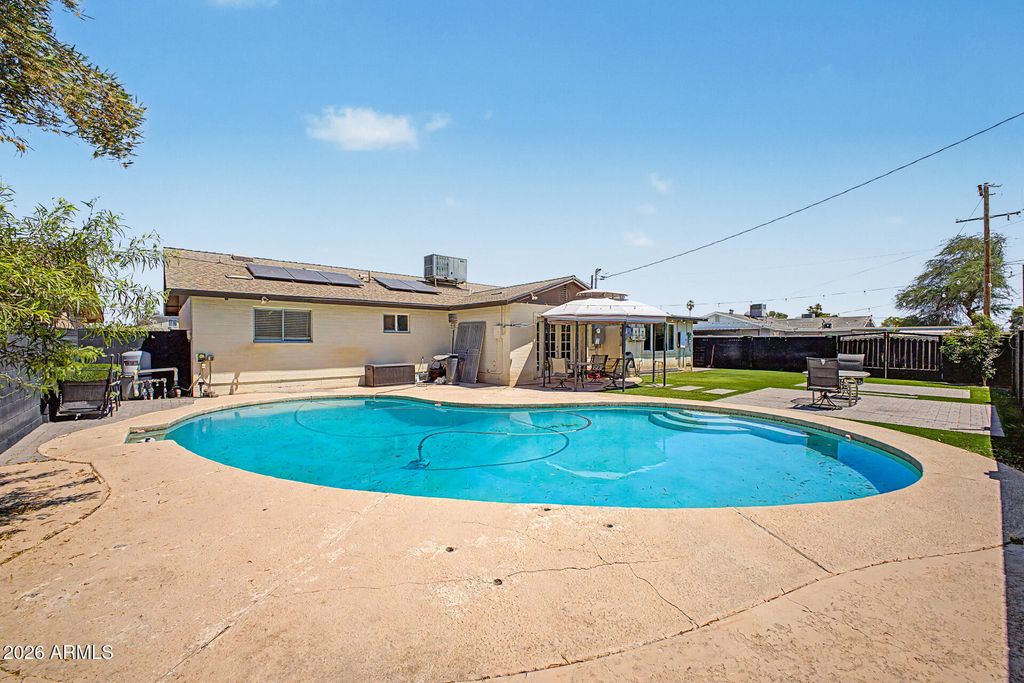 Image 27 of property listing at 3701 W ECHO Lane, Phoenix, AZ 85051