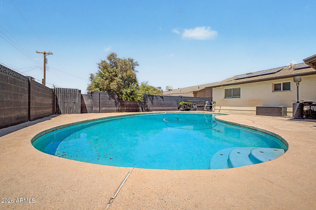 Image 29 of property listing at 3701 W ECHO Lane, Phoenix, AZ 85051